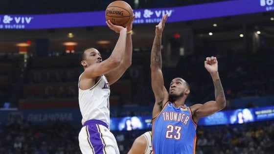 Basket, Nba: Bucks e Lakers non si fermano, Harden supera quota 20mila punti