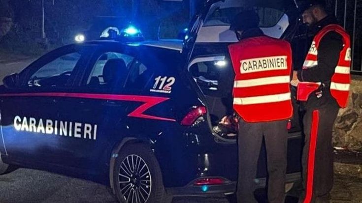 Ponte di Nona, colpi d’arma da fuoco in strada: due giovani trovati a terra in una pozza di sangue
