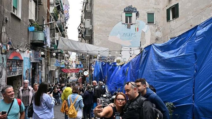 Riapre Largo Maradona, via i teli davanti al murale. C’è l’intesa col Comune