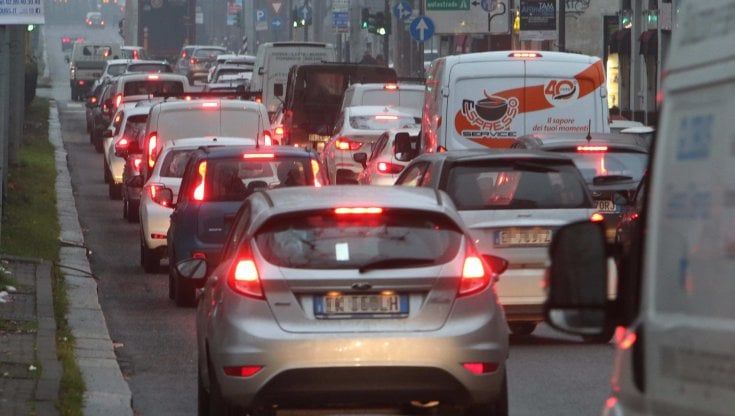 Auto, slitta il voto sullo stop a benzina e diesel nel 2035. La Germania tira il freno: “Salviamo gli eco-fuel”