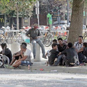 Milano, profughi: nuovi arrivi e strutture al collasso. Sos dal Comune: 'Torneranno per strada, la Regione non fa nulla'