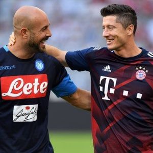 Napoli, ritiro anche a Ferragosto: Reina verso il recupero