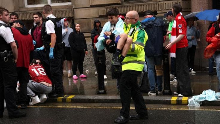 Auto travolge tifosi del Liverpool: 47 feriti tra cui un bambino, è grave. Starmer: “Agghiacciante”