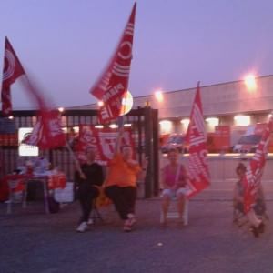 Tnt, la protesta notturna dei lavoratori: "No ai licenziamenti"