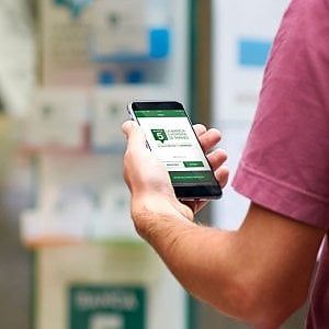 Intesa Sanpaolo trasforma i tabaccai in bancomat: prelievi fino a 150 euro 