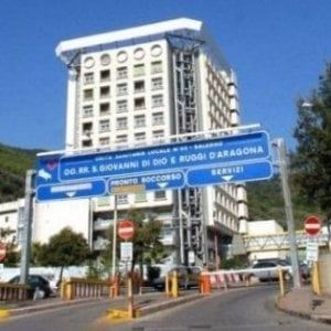 Salerno, paura all'ospedale Ruggi d'Aragona: al grido di “Allah akbar” aggredisce e ferisce due vigilantes