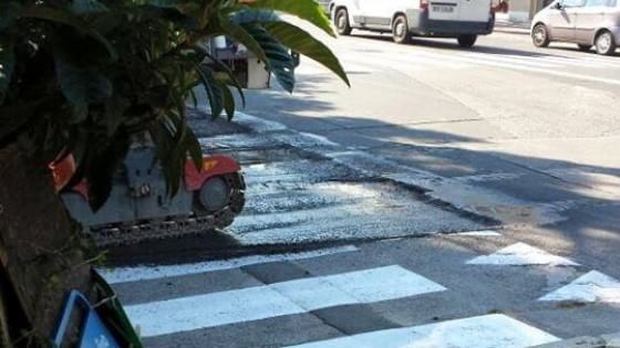 Ravenna: prima dipingono le strisce pedonali, poi asfaltano la strada