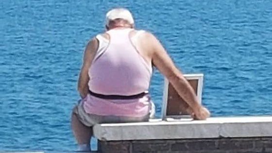 Gaeta, porta al mare la moglie, in foto: l'amore per sempre ai tempi di Facebook