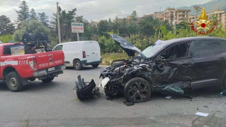 Scontro fra auto e furgone a Sferracavallo, cinque feriti. Traffico in tilt anche in autostrada