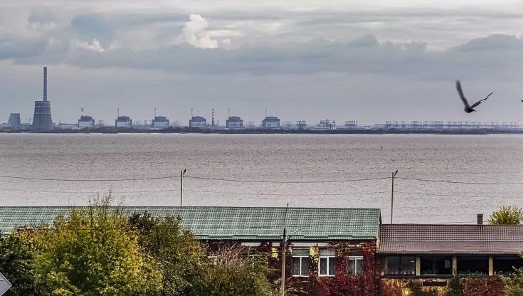 Ucraina, la centrale nucleare di Zaporizhzhia senza elettricità: i russi vogliono connetterla alla loro rete. Ma si rischia il disastro