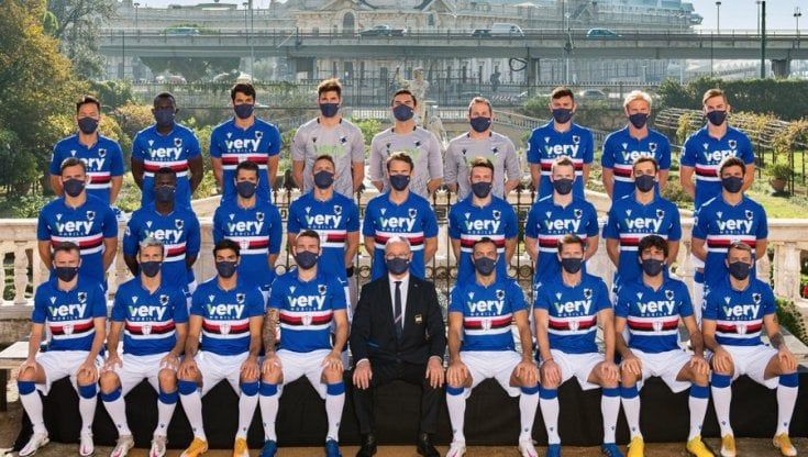 Il messaggio della Sampdoria, tutti in mascherina nella foto di squadra