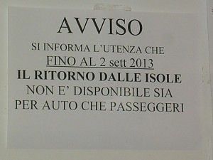 Ischia, cartello alla biglietteria Caremar: <br />''Non si torna dall'isola, biglietti esauriti"