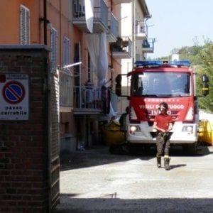 Asti, barricato in casa con il figlio di sei anni: si arrende dopo nove ore di trattativa