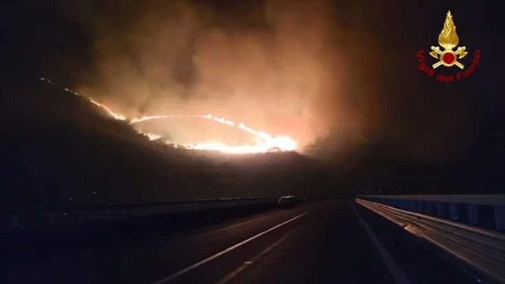 Maxi rogo nei boschi della Sabina, ipotesi fulmine. Chiusa la Salaria: evacuate nove famiglie
