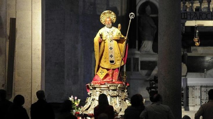Bari si prepara alla festa di san Nicola: dalla messa all’alba al rito della cioccolata calda. E poi l’albero di Natale in piazza