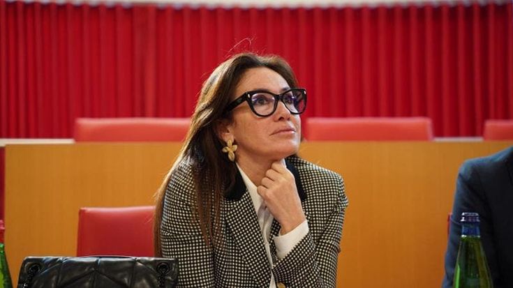 Calci e divieti di uscire, le violenze dell’ex marito all’assessora in Puglia: “Ti uccido”