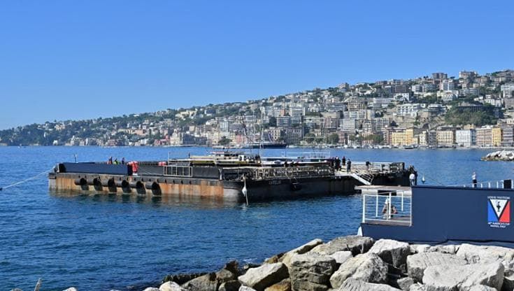 Coppa America, sul lungomare di Napoli arriva il pontone. “Ecco l’isola che c’è”