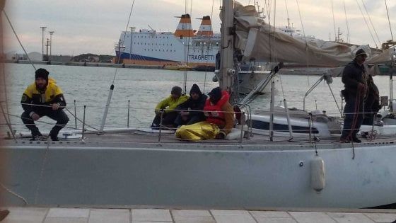 Trapani, barca a vela carica di droga fermata dalla Finanza
