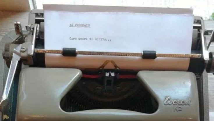 Messaggi d'amore scritti con la macchina da scrivere, il bistrot letterario celebra il 'No web day'