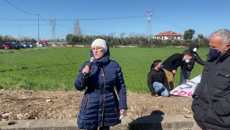 Salerno, la guerra dei rifiuti: a Serre cittadini in piazza contro il maxi-carico di ritorno dalla Tunisia