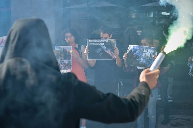 Profughi, attivisti in piazza contro le armi Beretta
