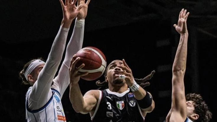 La Virtus parte male, poi Edwards e Diouf ribaltano Napoli: semifinale di Coppa con Tortona