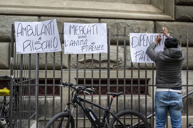 Firenze: "Senza turisti non si mangia", la protesta degli ambulanti di San Lorenzo