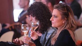 La nuova vita delle bollicine, da brindisi delle grandi occasioni a momento di convivialità