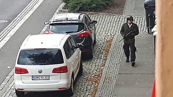 Halle, il padre del killer: "Non era mai in pace con sé, né col mondo"
