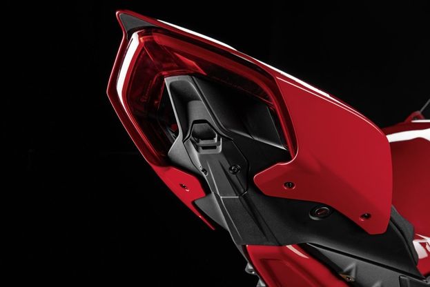 La Panigale V4 pronta per scendere in pista con il pacchetto accessori Racing 