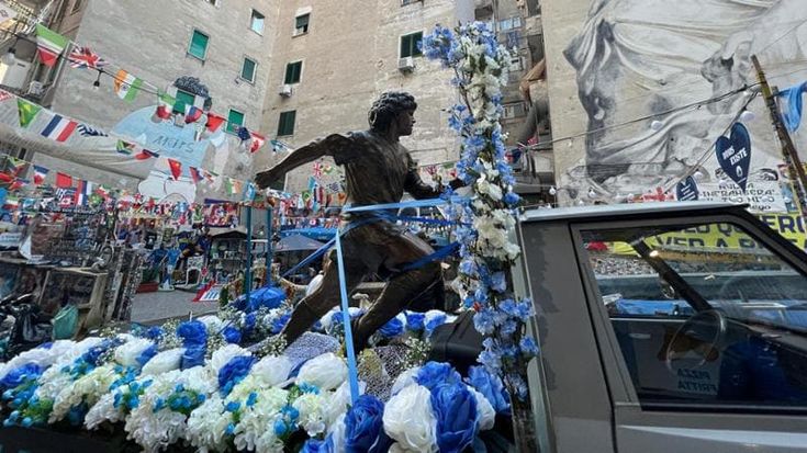 Maradona day a Napoli: processione della statua di Diego dai Quartieri a Posillipo