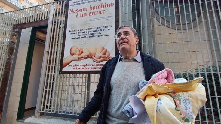 Neonato morto, don Antonio Ruccia indagato per omicidio colposo: “Responsabilità da approfondire”