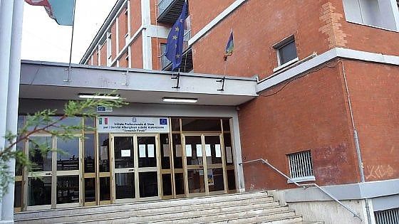 Bari, prof spinta da un alunno sulle scale dell'istituto Perotti: al pronto soccorso per lo shock