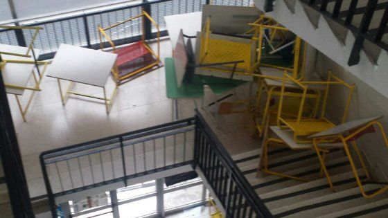 Bari, la Digos sgombera la scuola Marconi dall'occupazione: "Danni e furti dagli infiltrati" 
