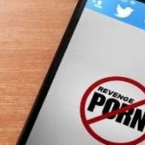  Catania, diffonde immagini osé della ex: denunciato