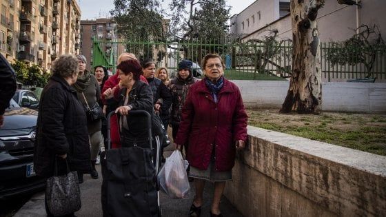 Roma, presidiano la chiesa e il parroco cede: niente più pacco viveri per i rom