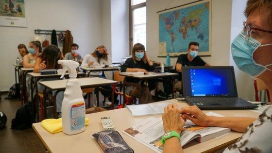 Emilia-Romagna, l'ex commissario Venturi: "Un'eresia le mascherine usa e getta in classe"