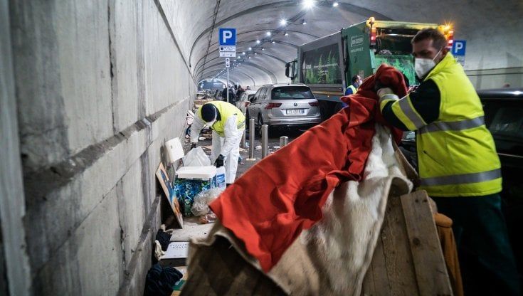 Milano, Sala dopo lo sgombero dei clochard: "A tutti un letto, in quelle condizioni si muore"