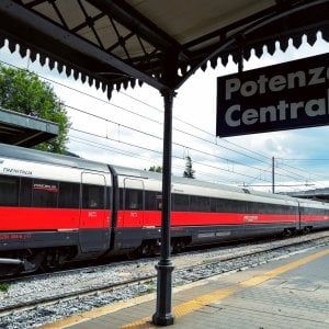 Potenza, "bloccato" sul treno mentre la figlia resta a terra