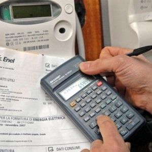 Contratti di lavoro, in Italia sono 885. Nel registro entrano i professionisti che fanno le code al posto degli altri