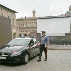 Bologna, film porno sul maxischermo in piazza Maggiore. Il proiezionista raccoglie i soldi della sanzione