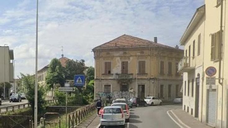 Vigevano, gli insulti omofobi e l’aggressione: giovane spinto nel Naviglio Sforzesco. Due denunciati