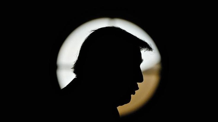 Donald Trump. Se la morte ti sfiora la regola è: fingi il ko, rialzati e colpisci duro