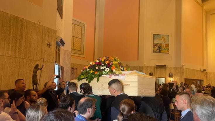 Amici, compagne di squadra e il mondo Amt: una folla commossa ai funerali di Elisa Bozzano