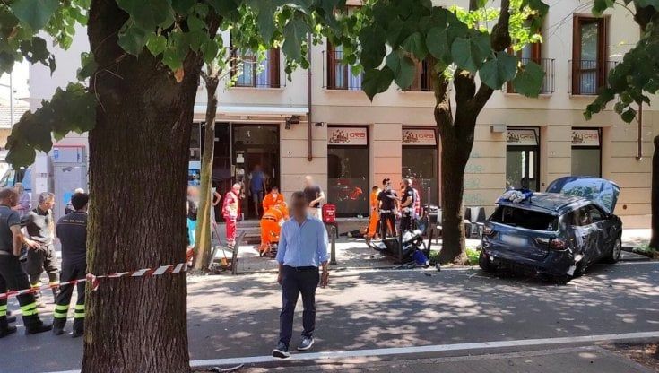 Auto finisce sui tavolini di un bar: sette feriti in Brianza. Lo scontro causato da una 80enne che ha bruciato lo stop   