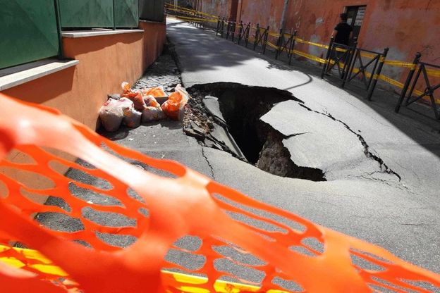 Maltempo, si apre voragine di cinque metri in via Parini a Monteverde