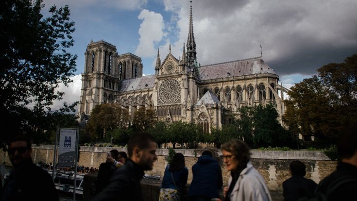Sulle guglie di Notre-Dame, la cattedrale che cade a pezzi