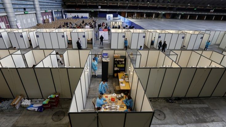 Covid, terza dose: "Nessun vantaggio nell'alternare Moderna e Pfizer"