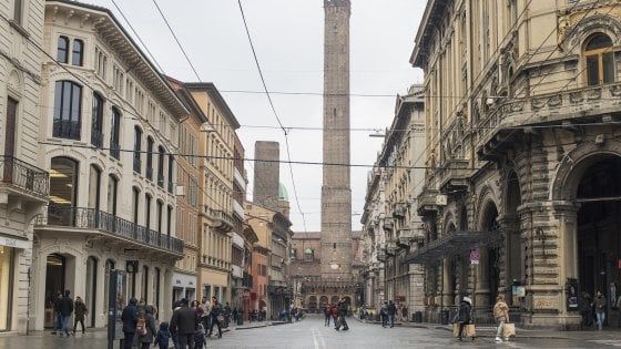 Coronavirus, Bologna prova a ripartire: riaprono i musei e la torre degli Asinelli