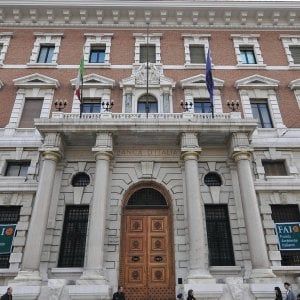 Bankitalia: "Puglia in lieve crescita nel 2015 ma per lavorare non serve più la laurea"